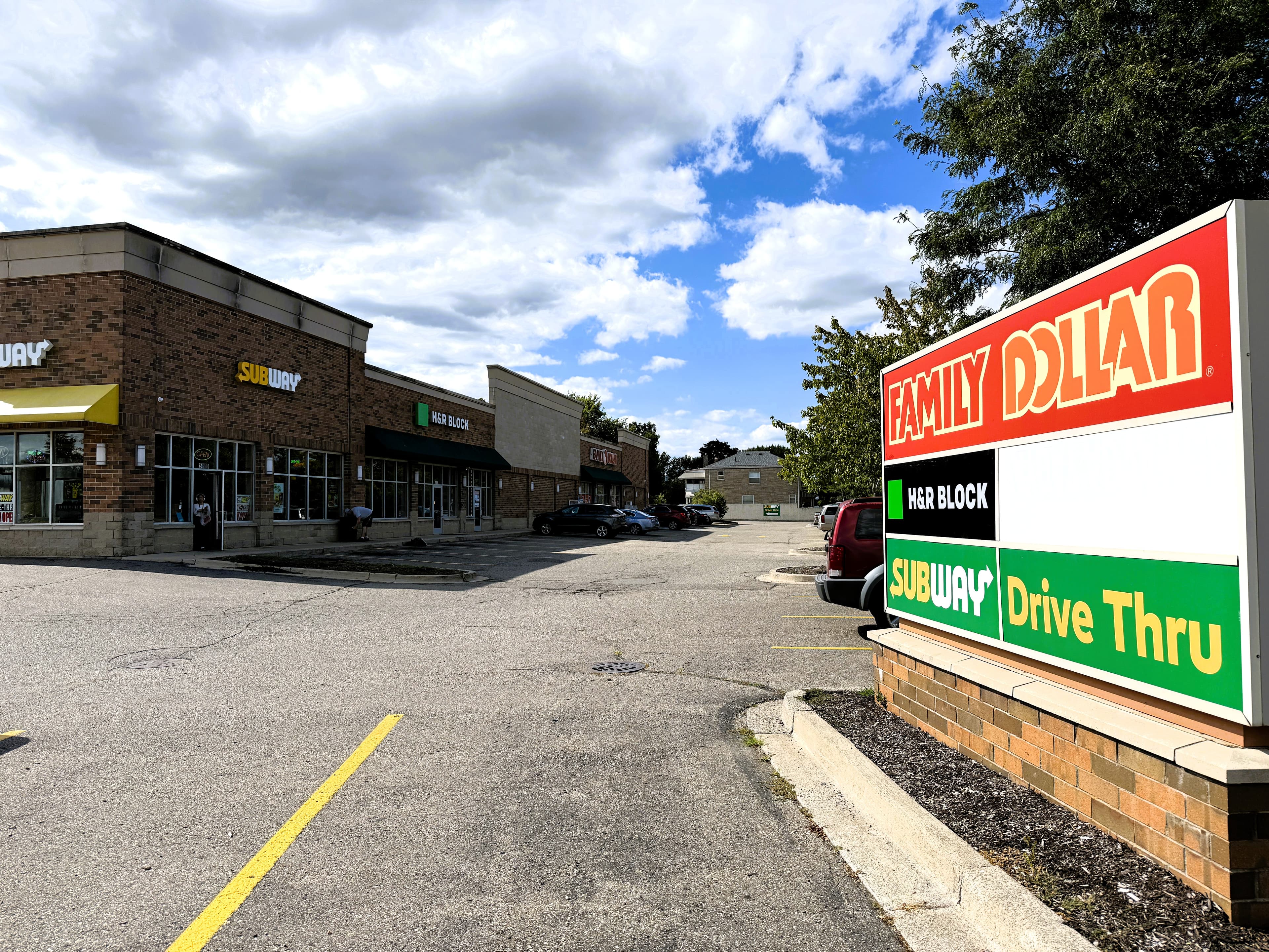 CRICKET WIRELESS SIGNS LEASE FOR 1,061 SF AT LINCOLN PARK PLAZA; CENTER AT 100% OCCUPANCY!