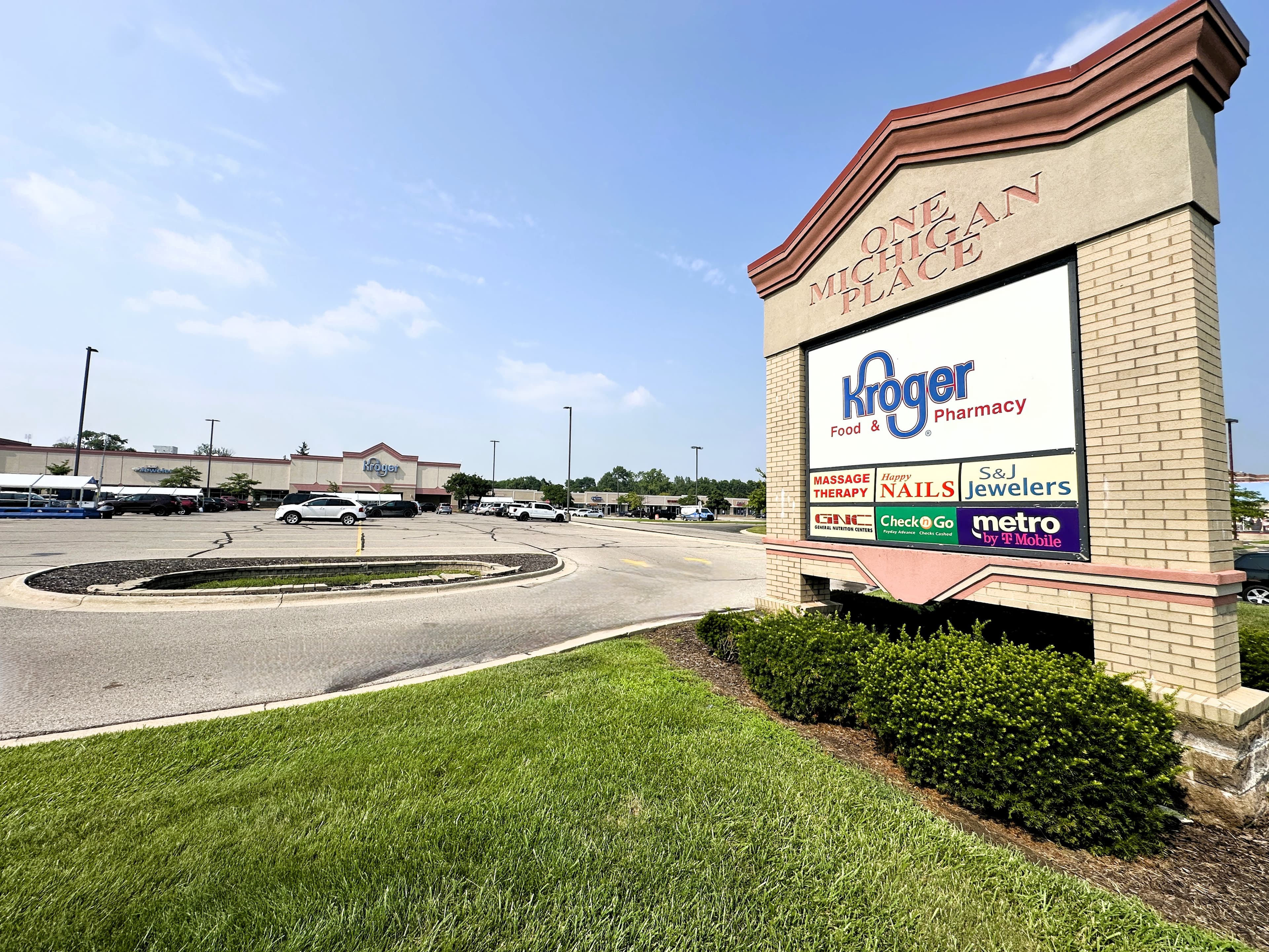 SALON SUITES TENANT LEASES 3,500 SF AT ONE MICHIGAN PLACE